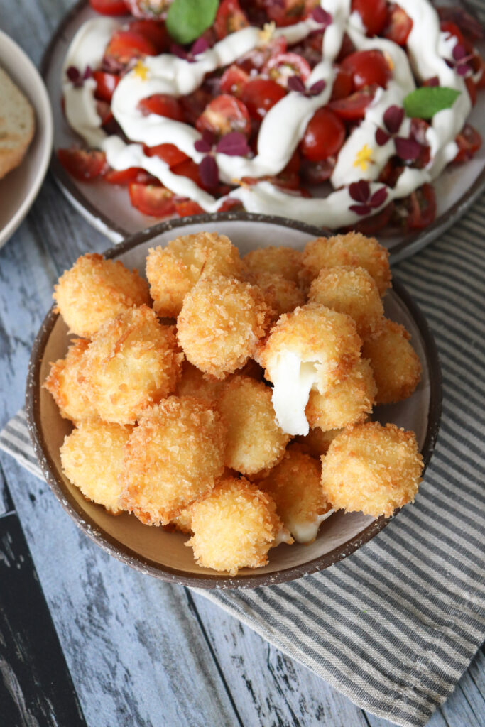 Friterede Mozzarellakugler - Sprøde Ostekugler