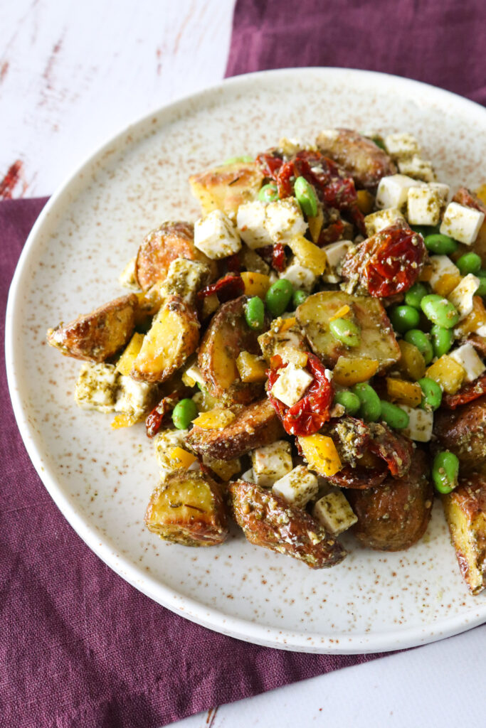 Kartoffelsalat Med Edamamebønner, Feta, Semitørrede Tomater Og Pesto