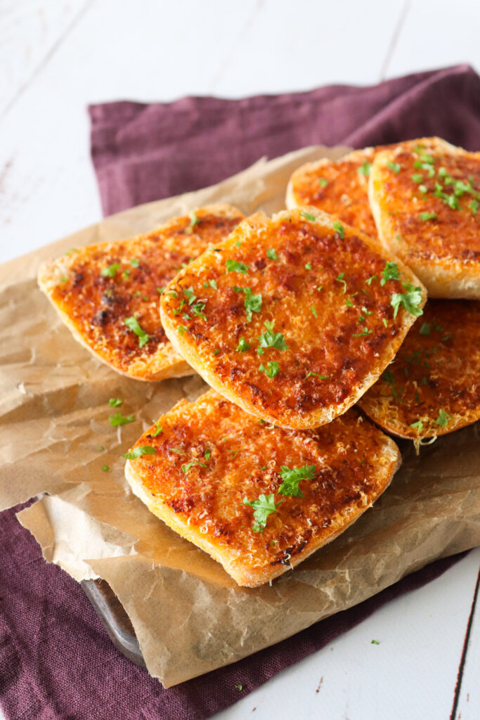 Hvidløgsbrød Med Kryddersmør Af Semitørrede Tomater