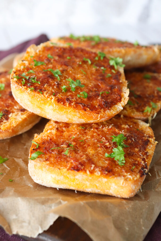 Hvidløgsbrød Med Kryddersmør Af Semitørrede Tomater