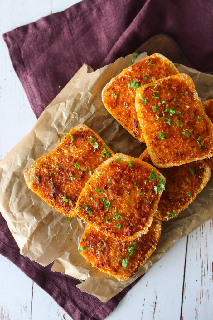 Hvidløgsbrød Med Kryddersmør Af Semitørrede Tomater