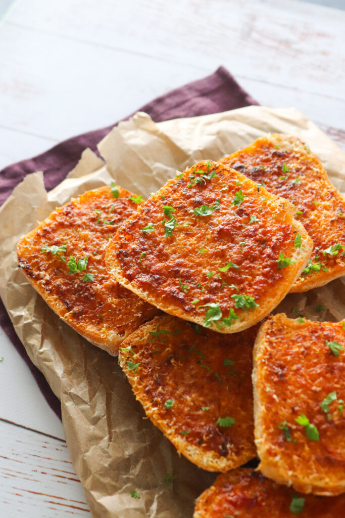 Hvidløgsbrød Med Kryddersmør Af Semitørrede Tomater