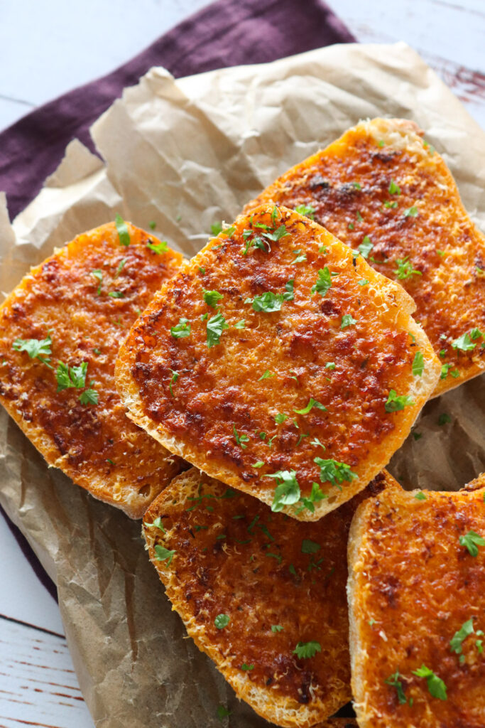 Hvidløgsbrød Med Kryddersmør Af Semitørrede Tomater