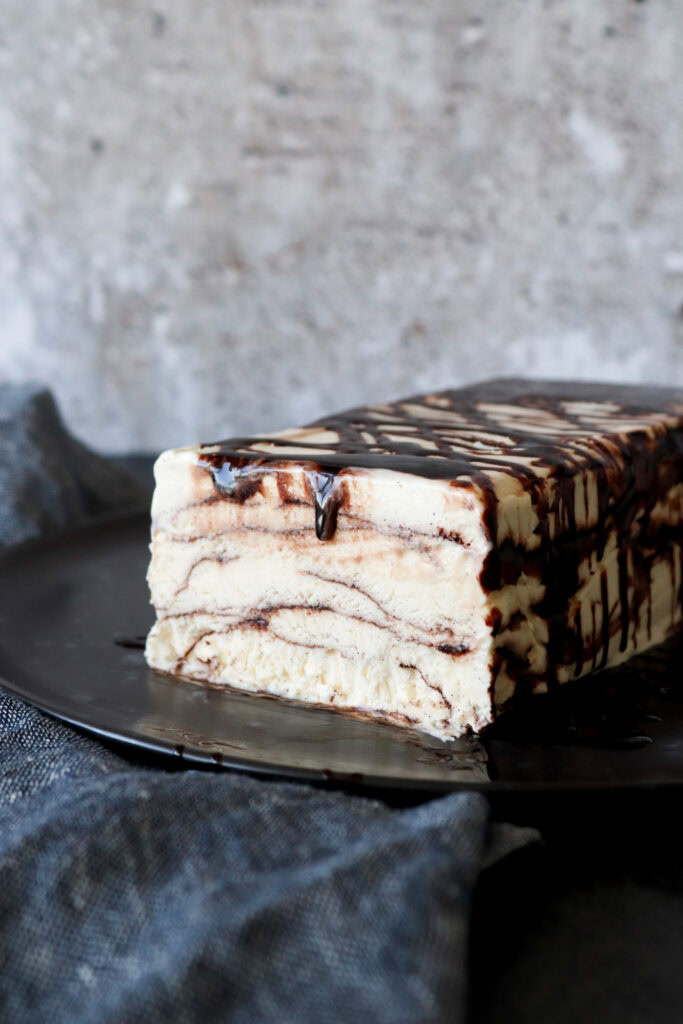 Vanilje Parfait Med Chokoladesauce