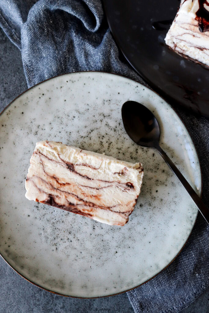 Vanilje Parfait Med Chokoladesauce