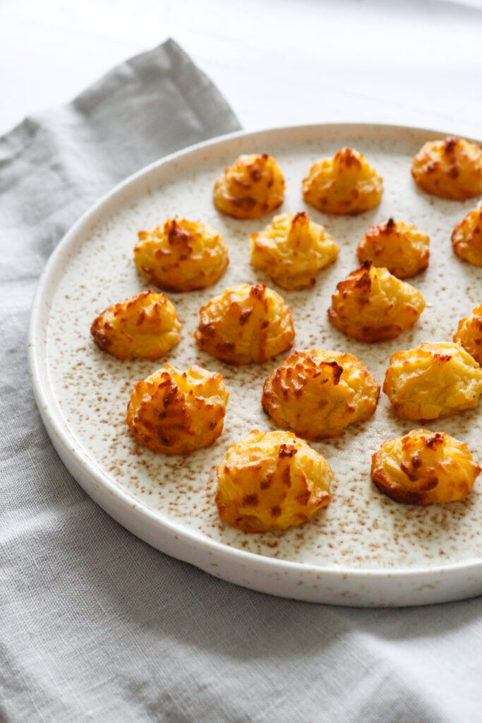 Bagt kartoffelmos med pikantost