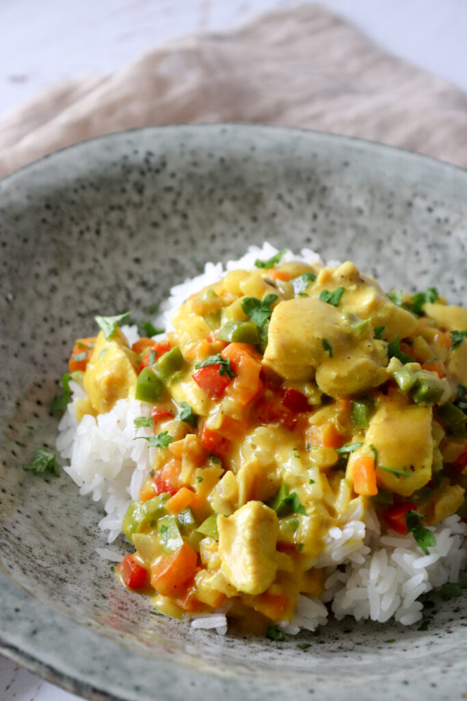 kylling i karry på tallerken