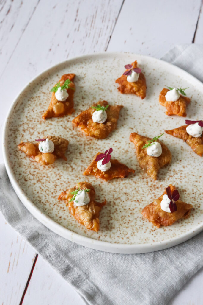 Sprøde Kyllingeskind Serveret Som Snack Med Creme Af Flødeost