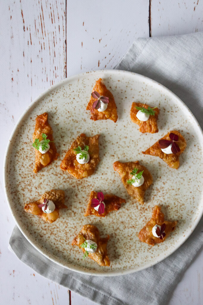 Sprøde Kyllingeskind Serveret Som Snack Med Creme Af Flødeost