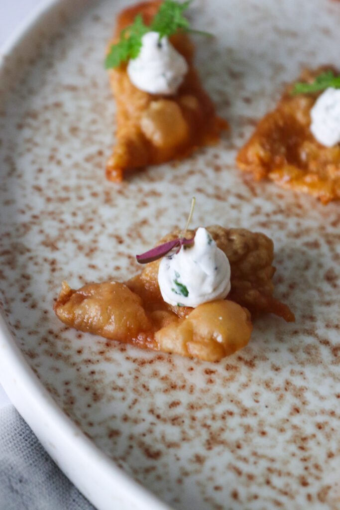 Sprøde Kyllingeskind Serveret Som Snack Med Creme Af Flødeost