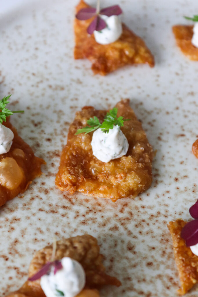Sprøde Kyllingeskind Serveret Som Snack Med Creme Af Flødeost
