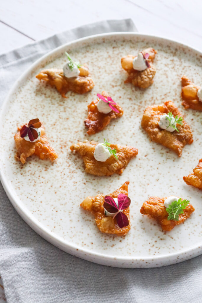 Sprøde Kyllingeskind Serveret Som Snack Med Creme Af Flødeost
