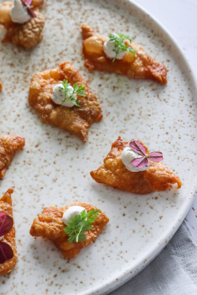 Sprøde Kyllingeskind Serveret Som Snack Med Creme Af Flødeost