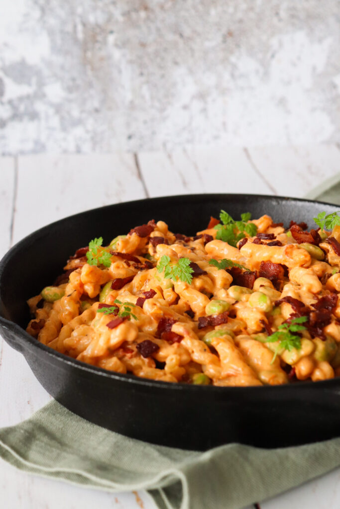 Pastaret Med Bacon Og Sauce Af Semitørrede Tomater Og Flødeost
