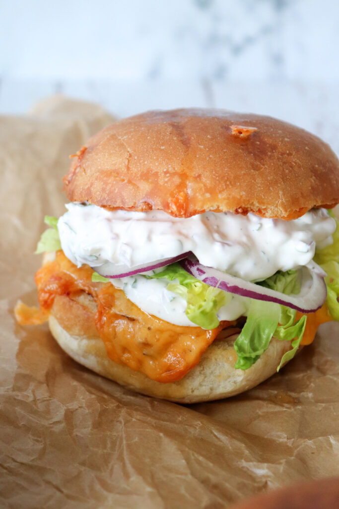 Varme Sandwiches Med Cheddar, Kylling Og Hjemmelavet Dressing