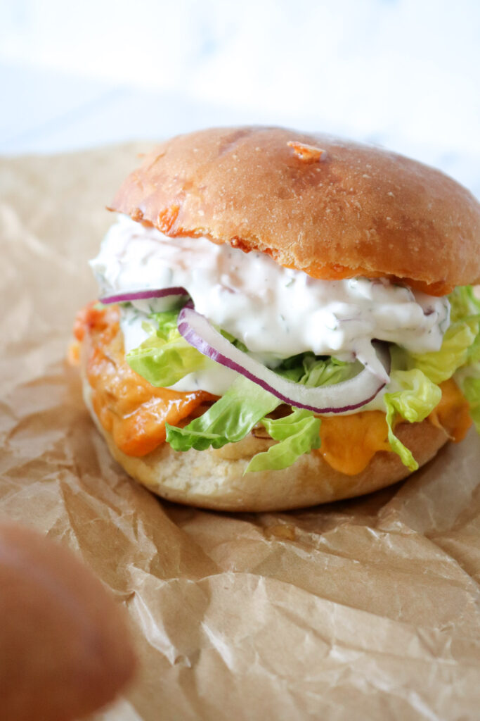 Varme Sandwiches Med Cheddar, Kylling Og Hjemmelavet Dressing