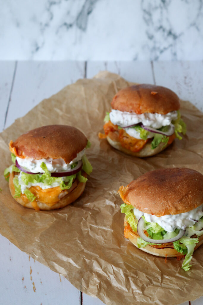 Varme Sandwiches Med Cheddar, Kylling Og Hjemmelavet Dressing