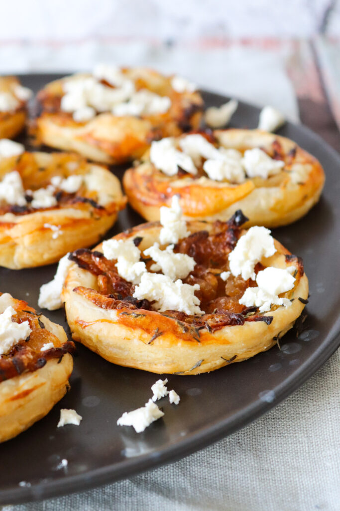 Små butterdejshapsere Med Karameliseret Løg, Feta Og Timian