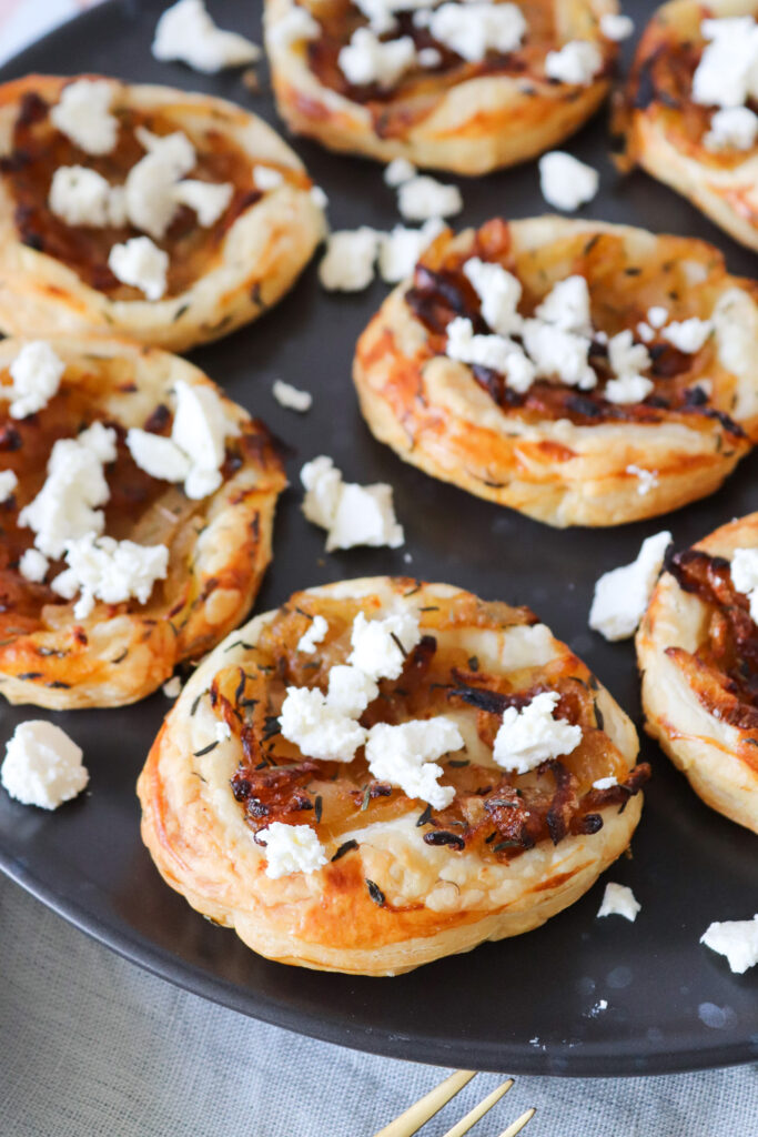 Små butterdejshapsere Med Karameliseret Løg, Feta Og Timian