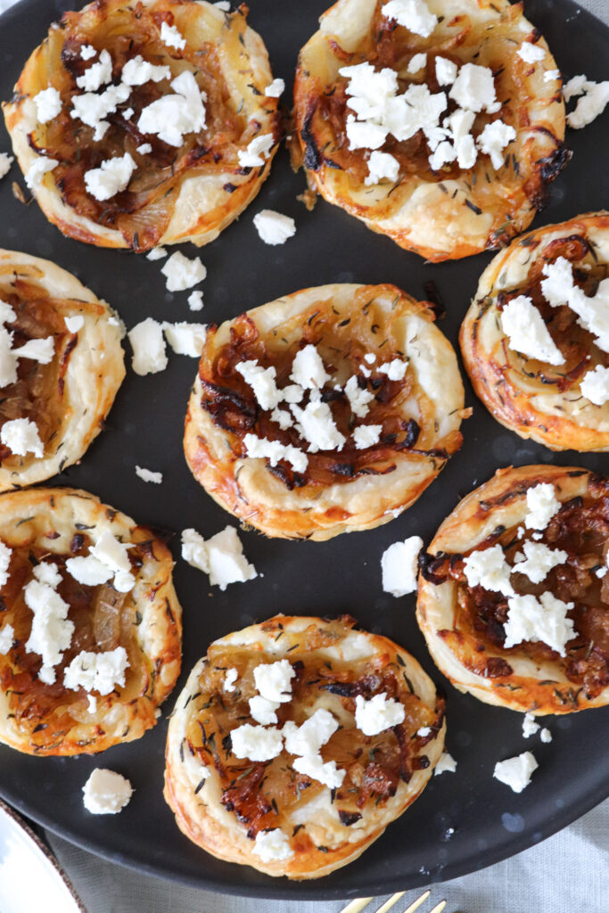 Små butterdejshapsere Med Karameliseret Løg, Feta Og Timian