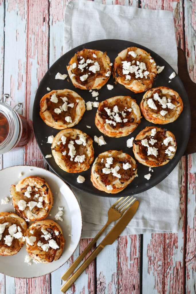 Små butterdejshapsere Med Karameliseret Løg, Feta Og Timian