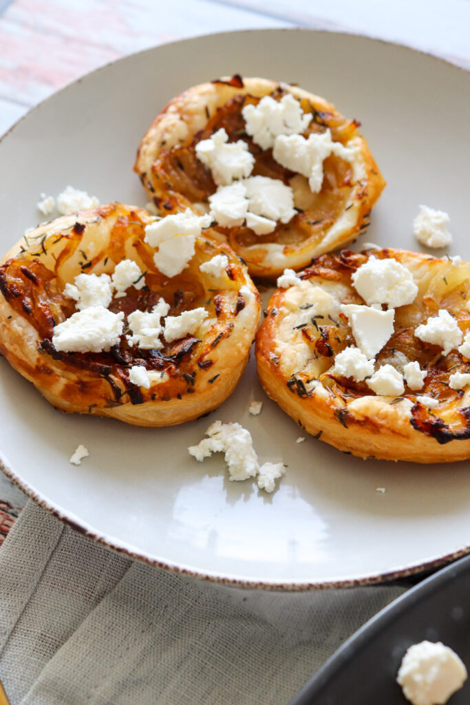 Små butterdejshapsere Med Karameliseret Løg, Feta Og Timian