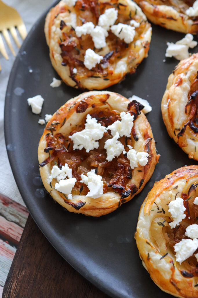 Små butterdejshapsere Med Karameliseret Løg, Feta Og Timian