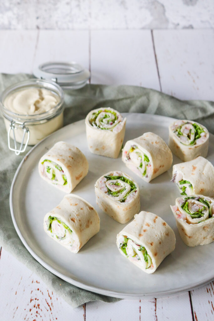 Tortillaruller Med Rejer, Salat, Flødeost Og Karrydressing