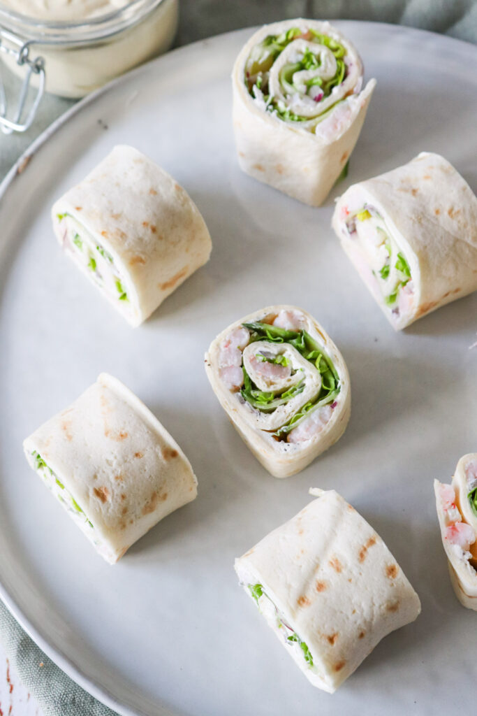 Tortillaruller Med Rejer, Salat, Flødeost Og Karrydressing