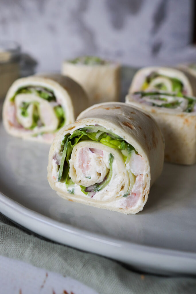 Tortillaruller Med Rejer, Salat, Flødeost Og Karrydressing
