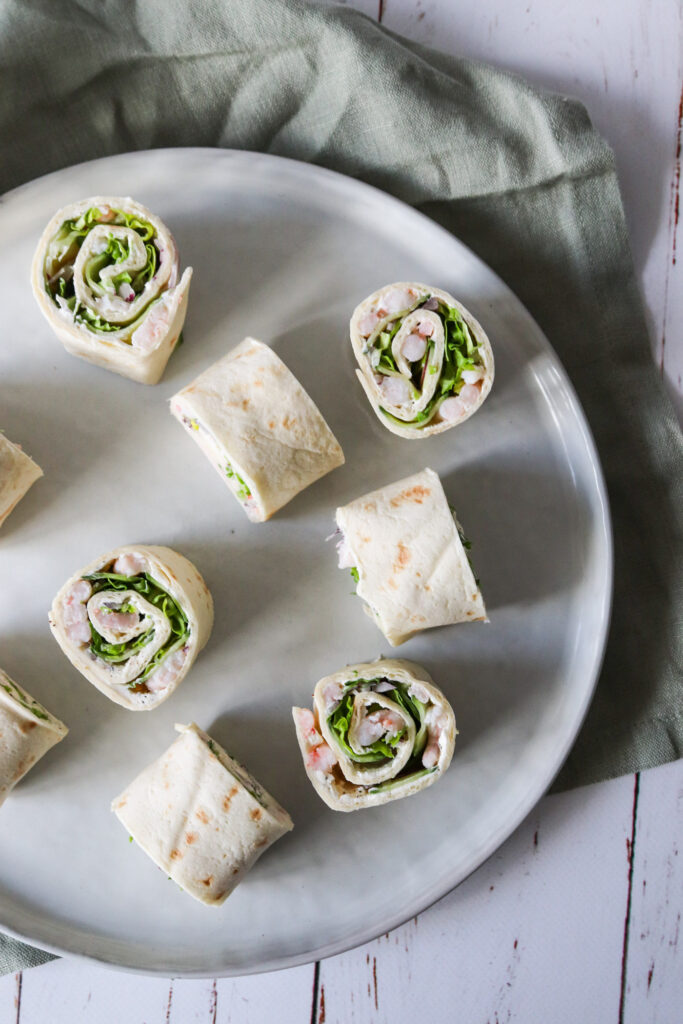 Tortillaruller Med Rejer, Salat, Flødeost Og Karrydressing