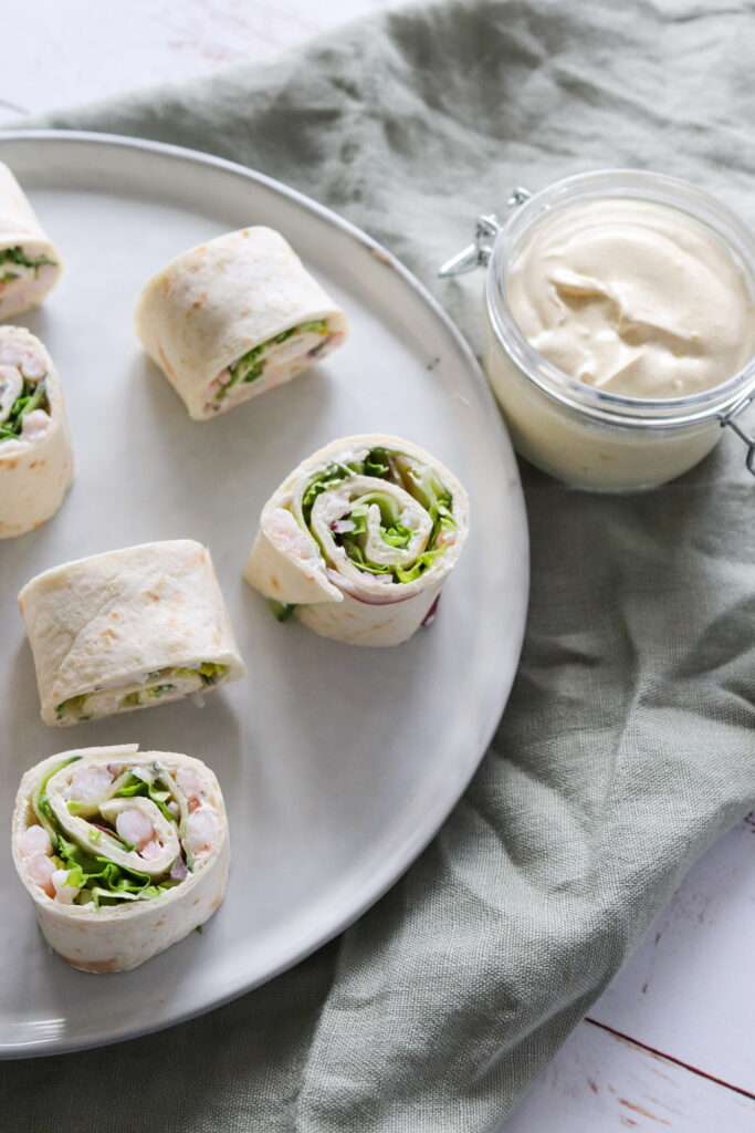 Tortillaruller Med Rejer, Salat, Flødeost Og Karrydressing