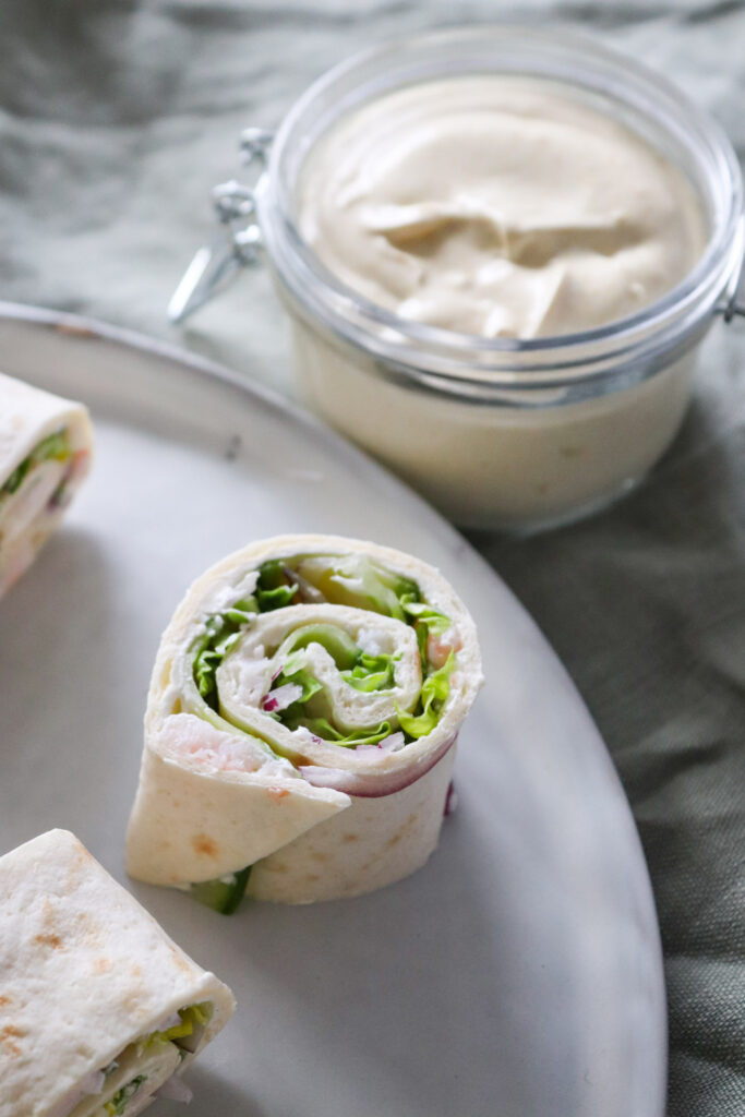 Tortillaruller Med Rejer, Salat, Flødeost Og Karrydressing