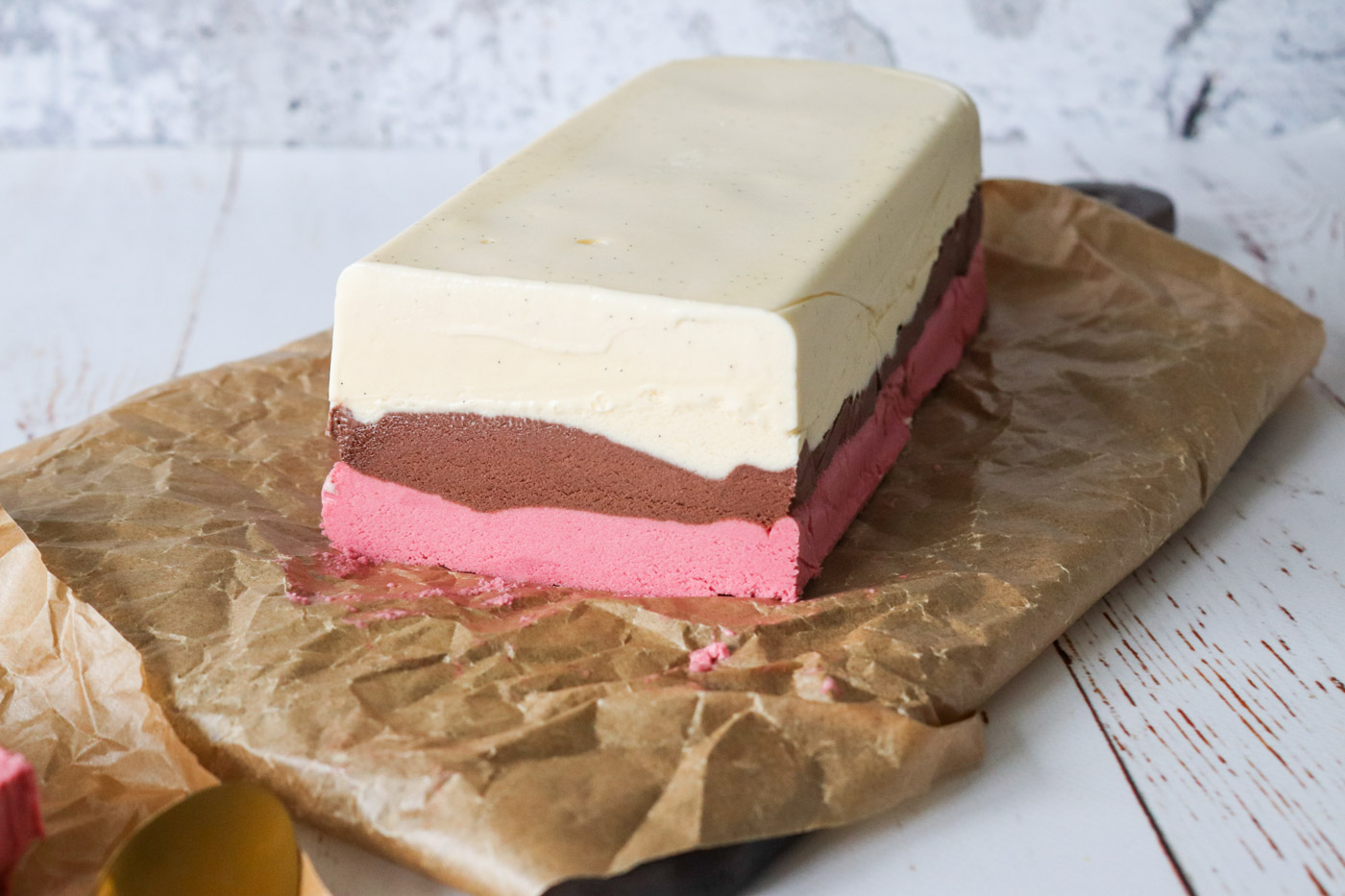 Hjemmelavet Trefarvet Is - Vaniljegelato, Chokoladegelato Og Hindbærgelato