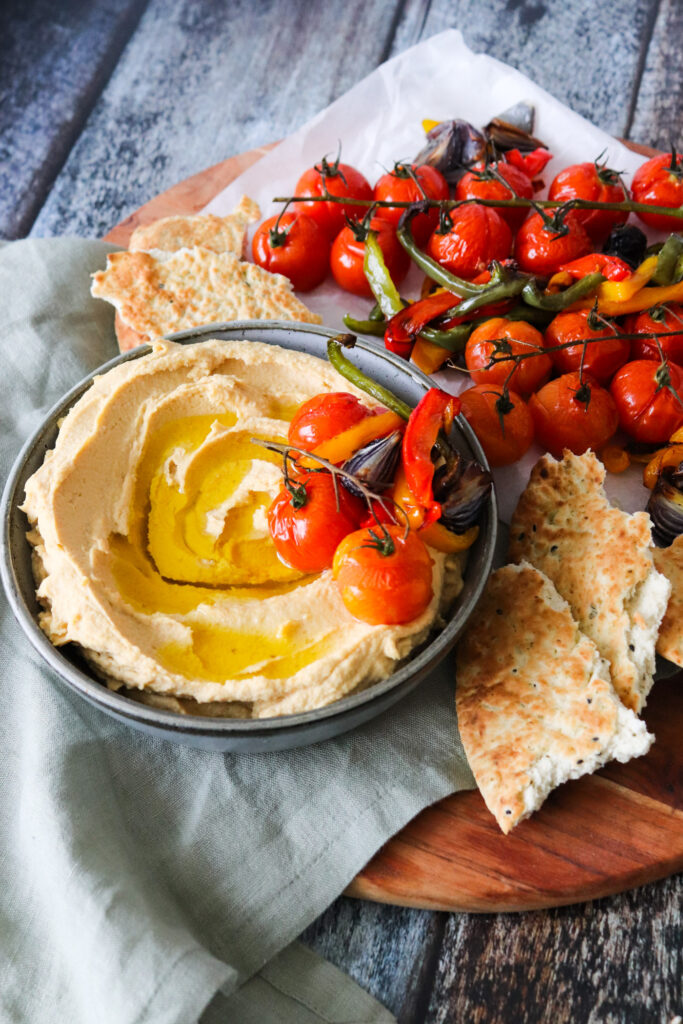 Hummus Med Bagte Grøntsager og Brød - Hjemmelavet Hummus