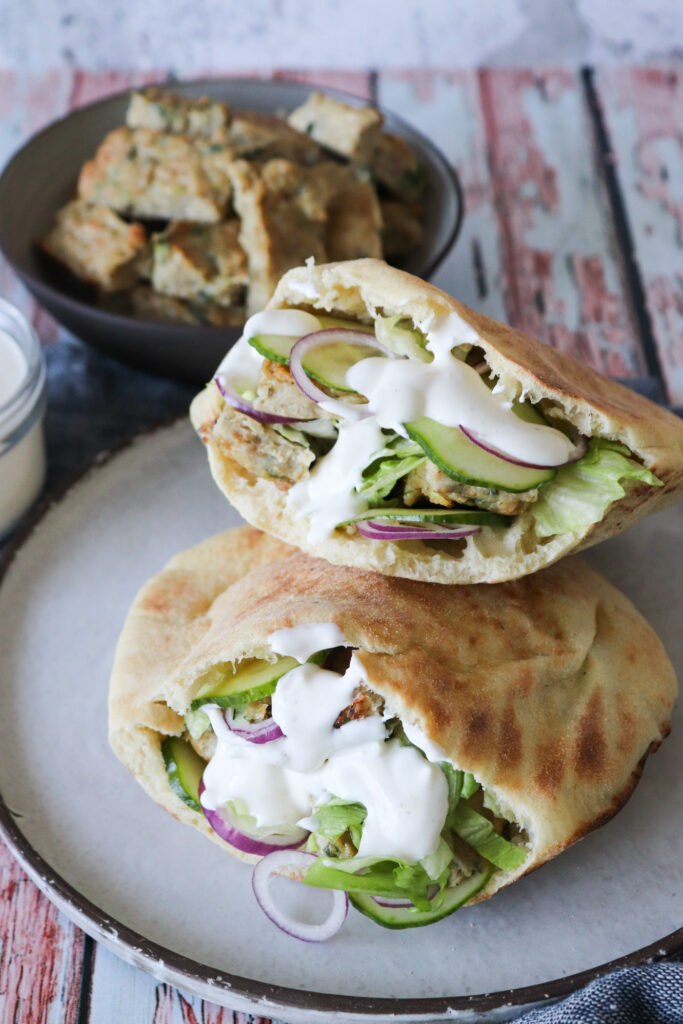 Hjemmelavet Kyllingekebab I Pitabrød Med Salat Og Hvidløgsdressing