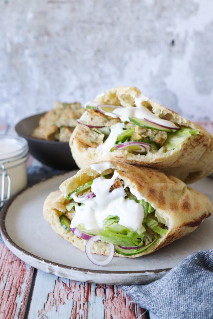 Hjemmelavet Kyllingekebab I Pitabrød Med Salat Og Hvidløgsdressing