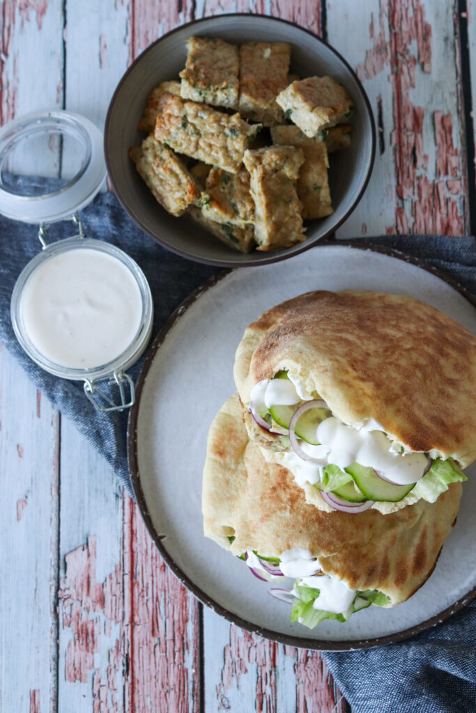 Hjemmelavet Kyllingekebab I Pitabrød Med Salat Og Hvidløgsdressing