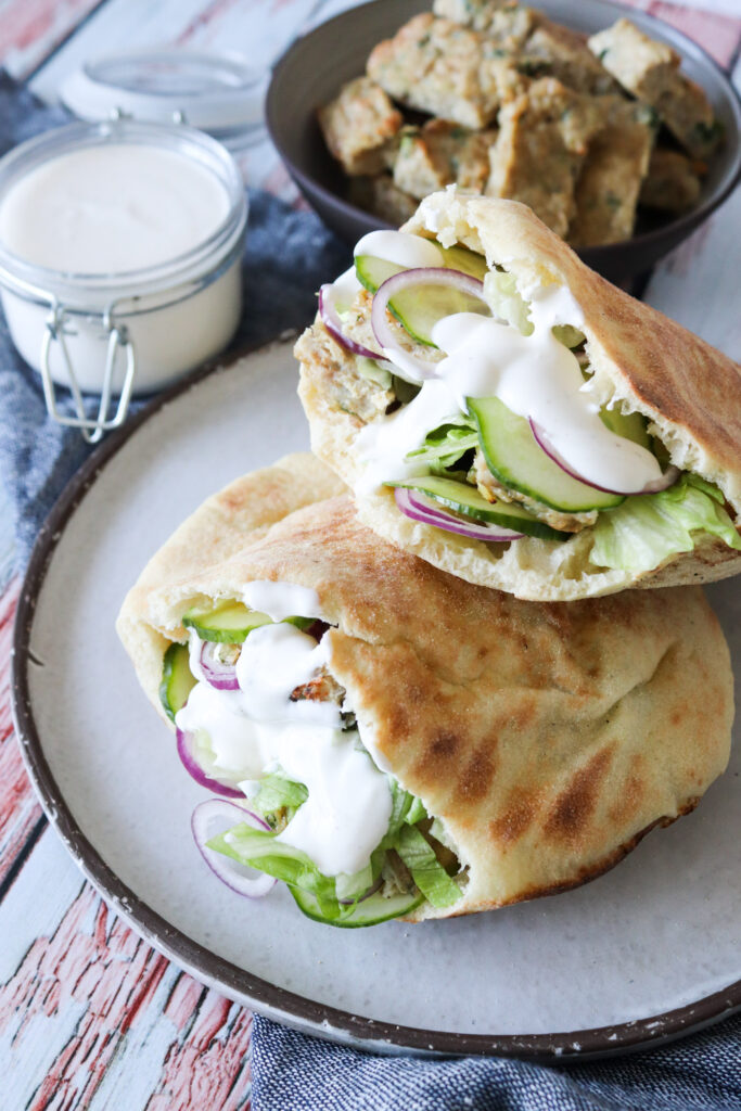 Hjemmelavet Kyllingekebab I Pitabrød Med Salat Og Hvidløgsdressing