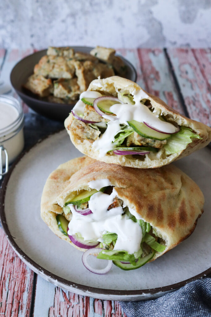 Hjemmelavet Kyllingekebab I Pitabrød Med Salat Og Hvidløgsdressing