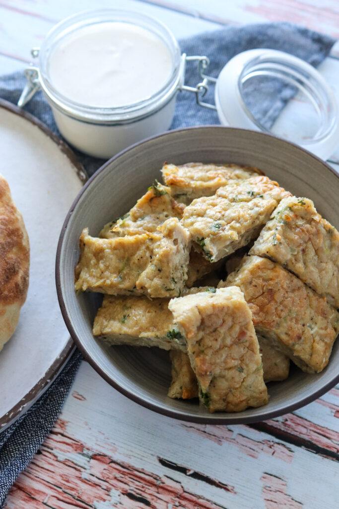 Hjemmelavet Kyllingekebab I Pitabrød Med Salat Og Hvidløgsdressing