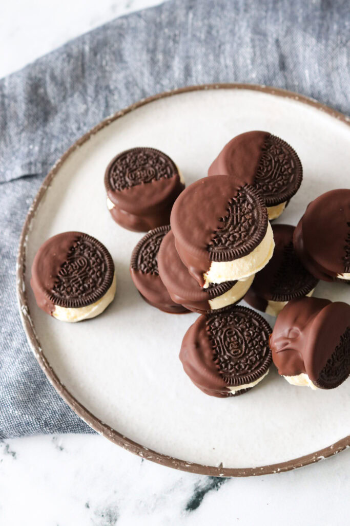 Små Issandwiches Med Oreo, Chokolade Og Hjemmelavet Vaniljeis