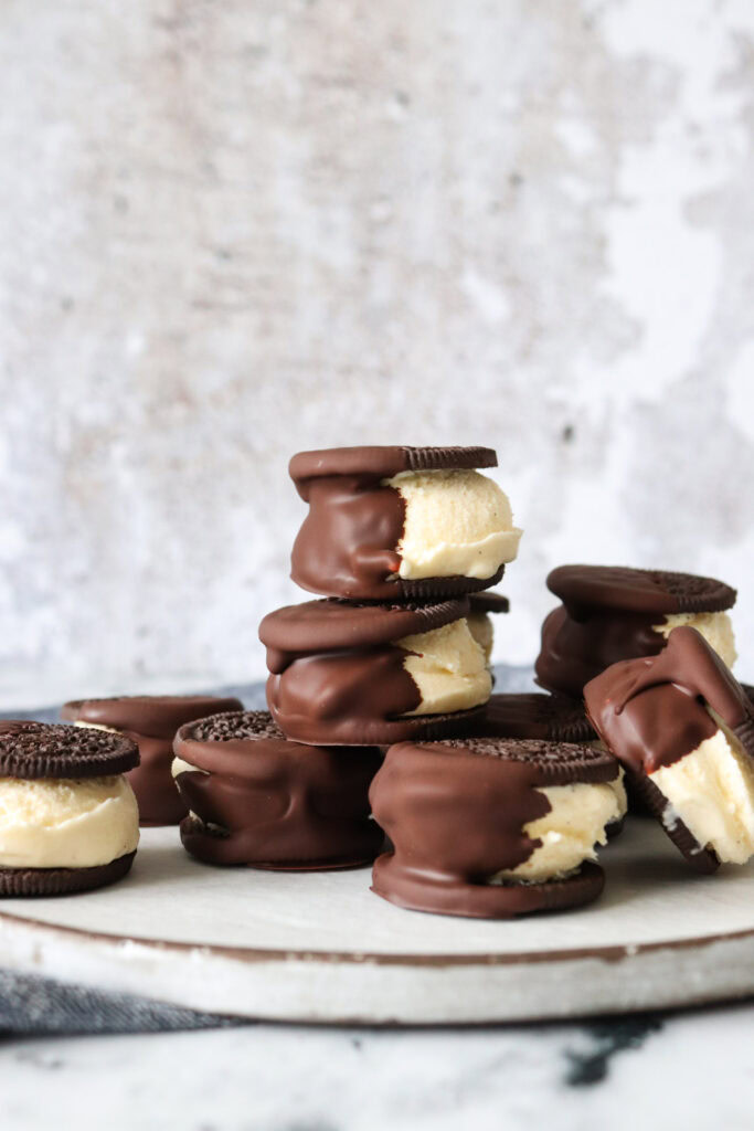 Små Issandwiches Med Oreo, Chokolade Og Hjemmelavet Vaniljeis