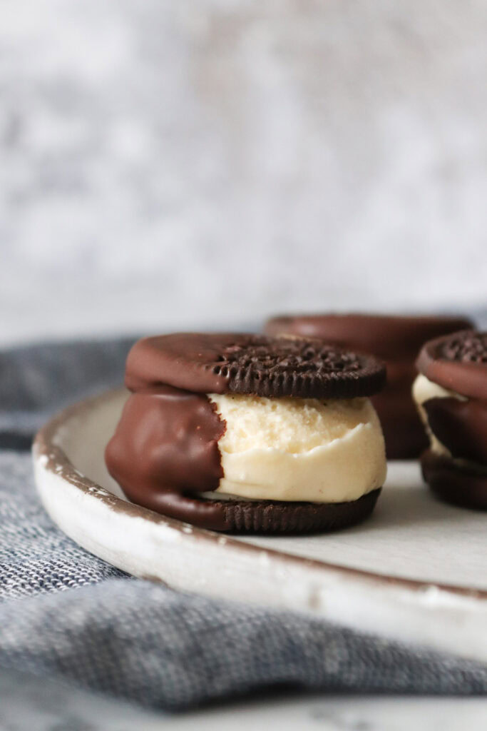 Små Issandwiches Med Oreo, Chokolade Og Hjemmelavet Vaniljeis