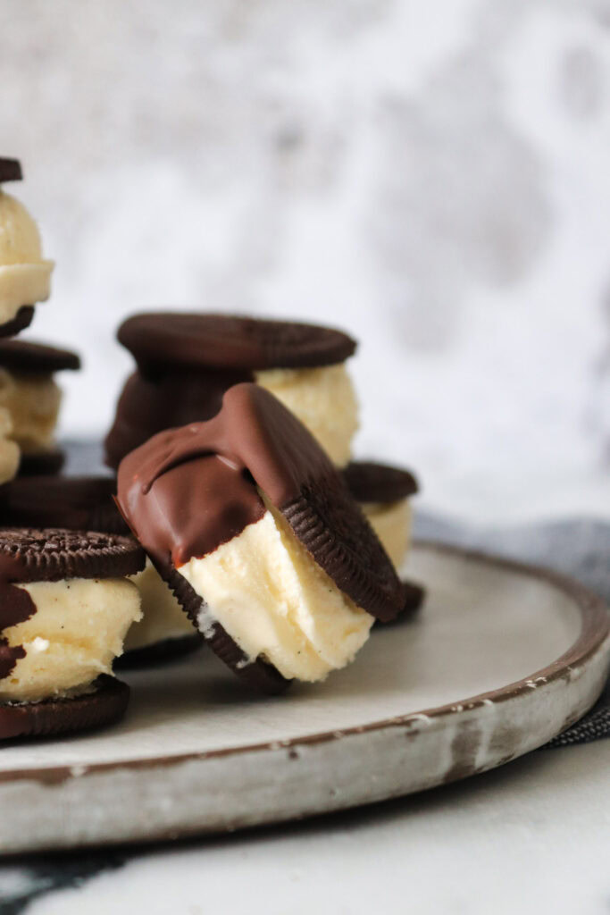 Små Issandwiches Med Oreo, Chokolade Og Hjemmelavet Vaniljeis