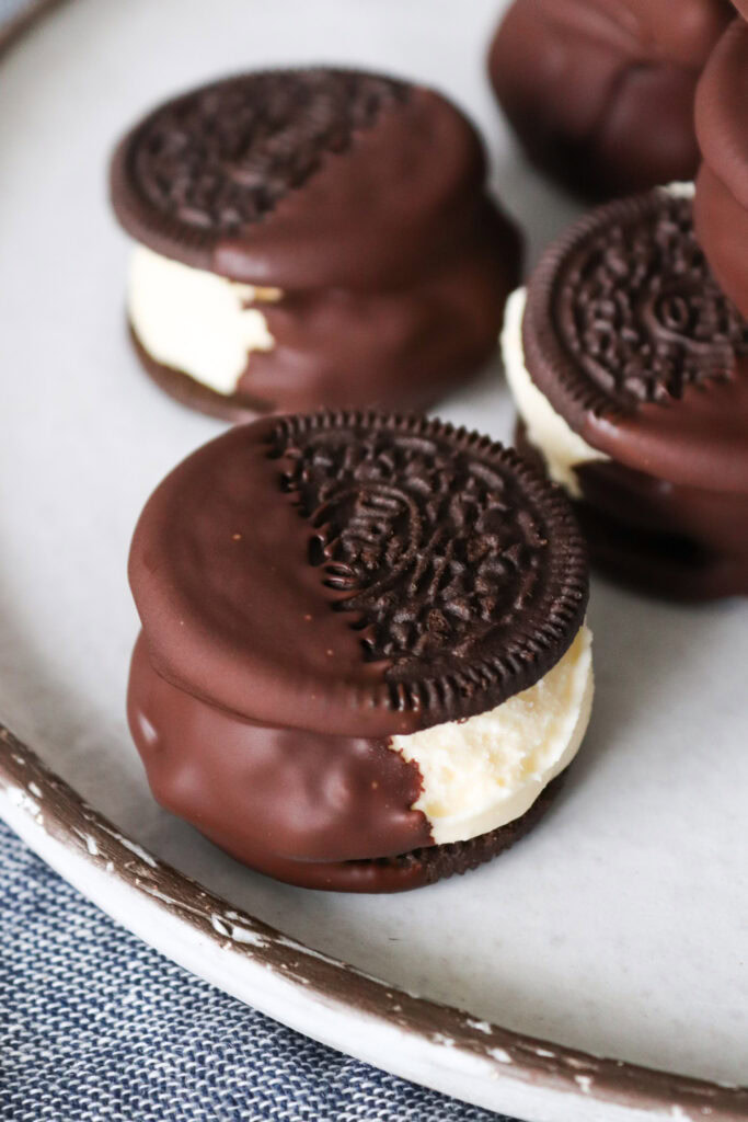 Små Issandwiches Med Oreo, Chokolade Og Hjemmelavet Vaniljeis