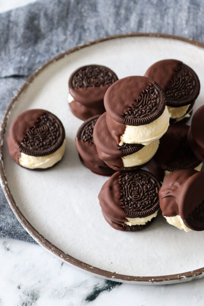 Små Issandwiches Med Oreo, Chokolade Og Hjemmelavet Vaniljeis