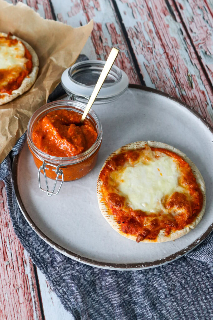 Pitabrød Pizza Med Hjemmelavet Romescosauce Og Ost
