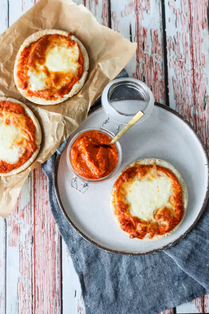Pitabrød Pizza Med Hjemmelavet Romescosauce Og Ost