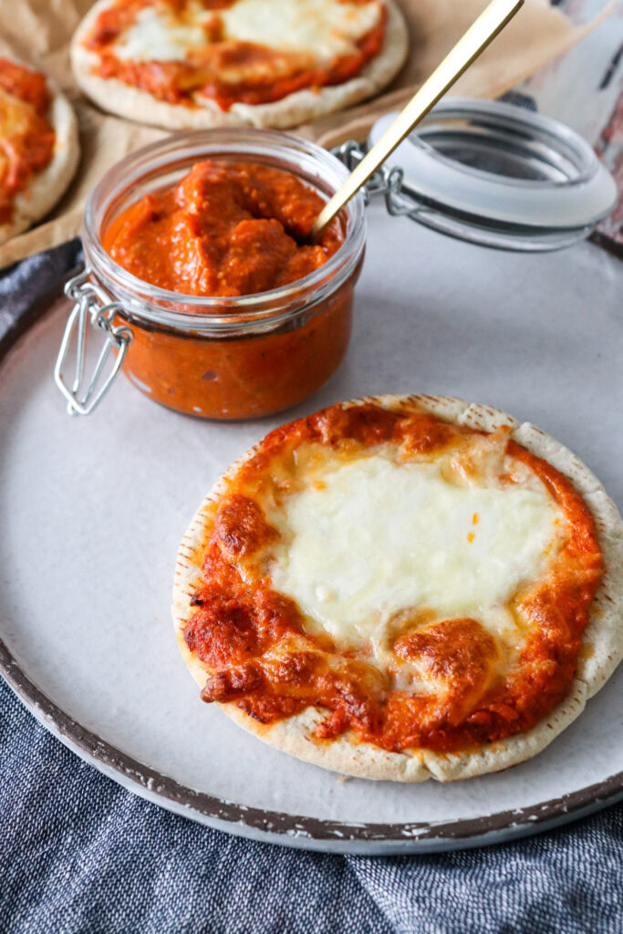Pitabrød Pizza Med Hjemmelavet Romescosauce Og Ost